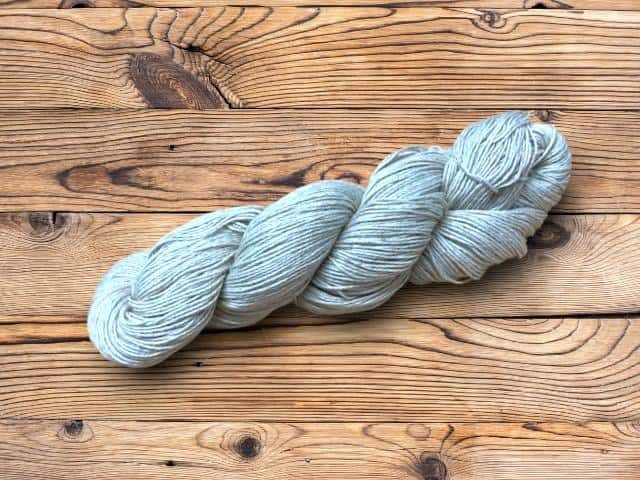 49248 Organic Cotton Linen DK A skein of undyed cotton and linen yarn