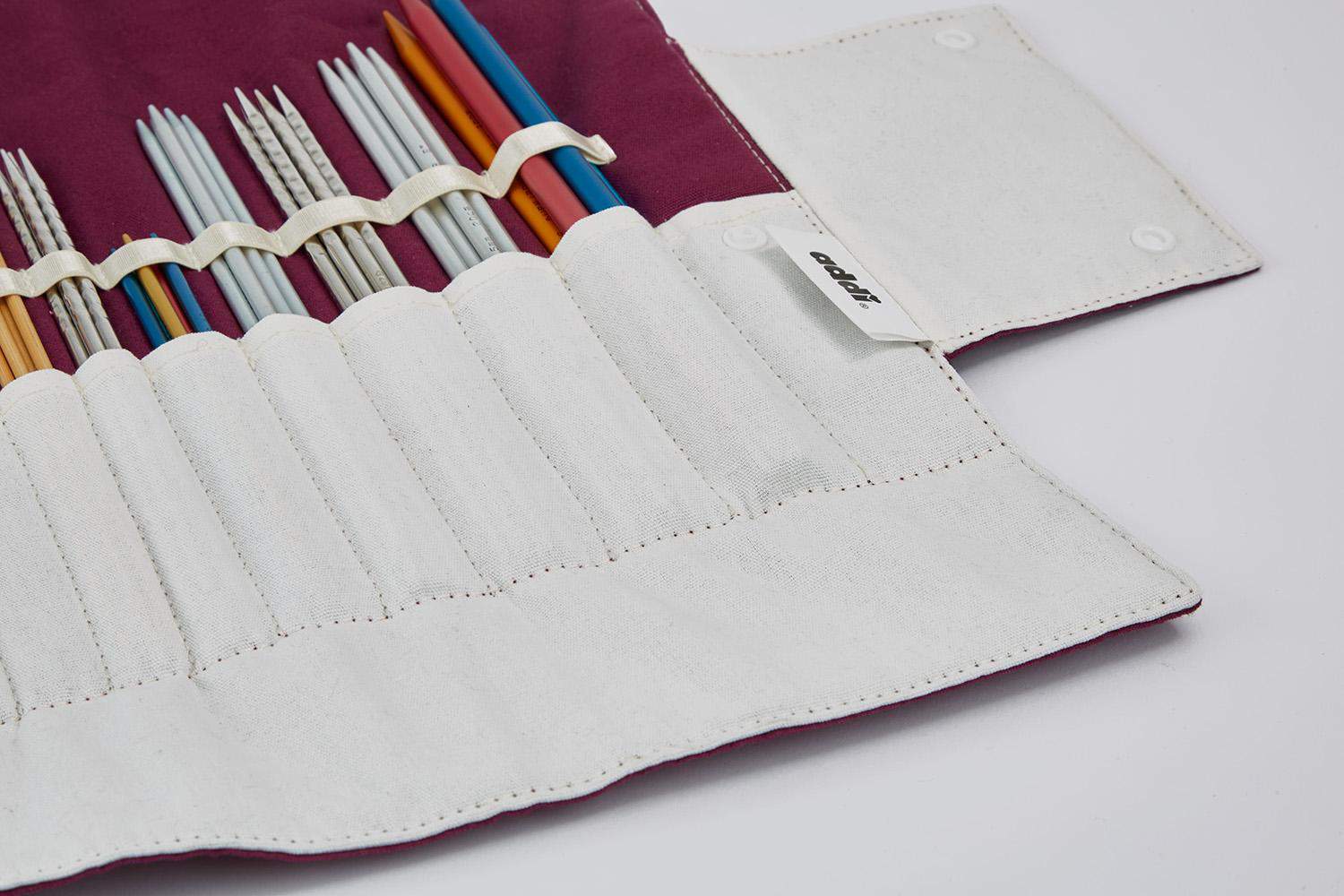 622-2_addiFolder-Sock_Nadelspieletui_detail-02_rgb a case for storing double pointed knitting needles